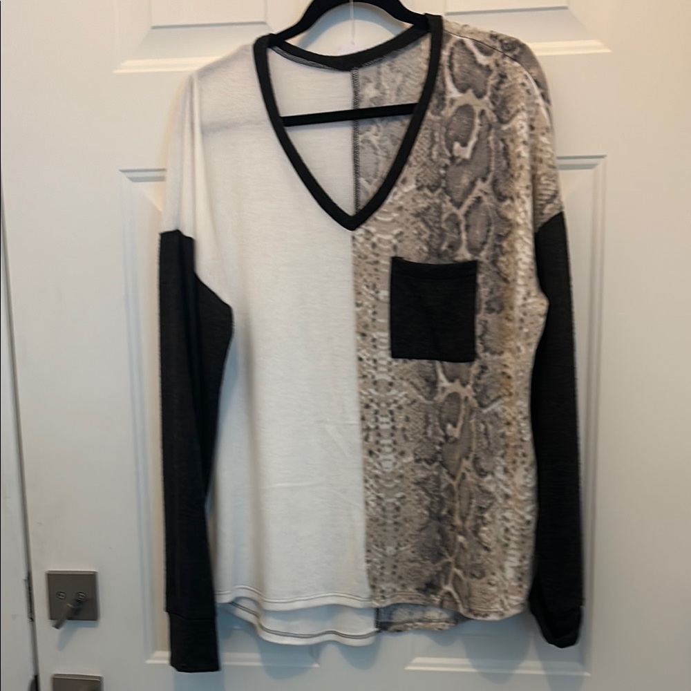 Graphic Paisley V-neck Black and White Long Sleeve T-shirt